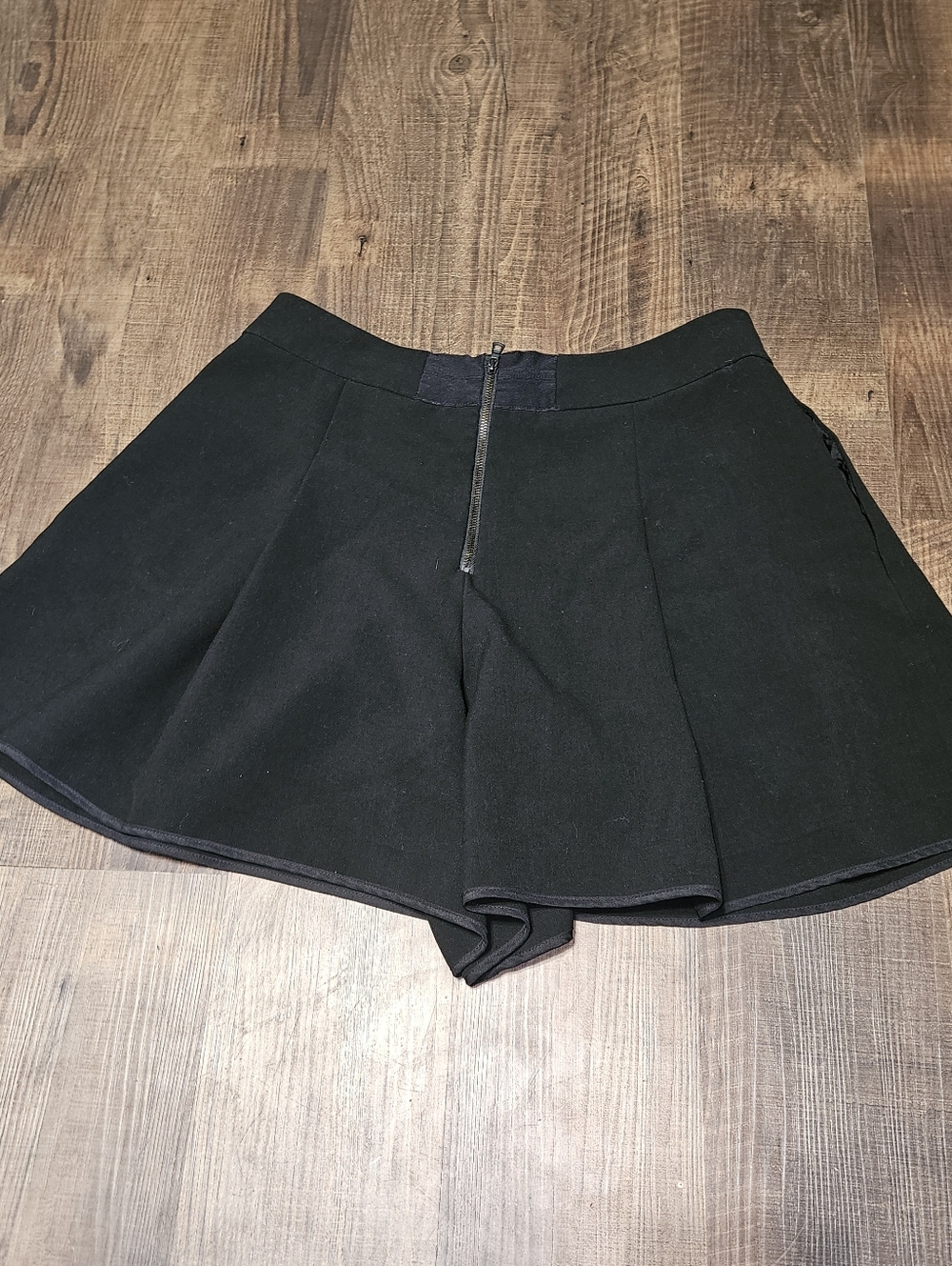 Alice + Olivia Pleated Shorts - Picture 3 of 5